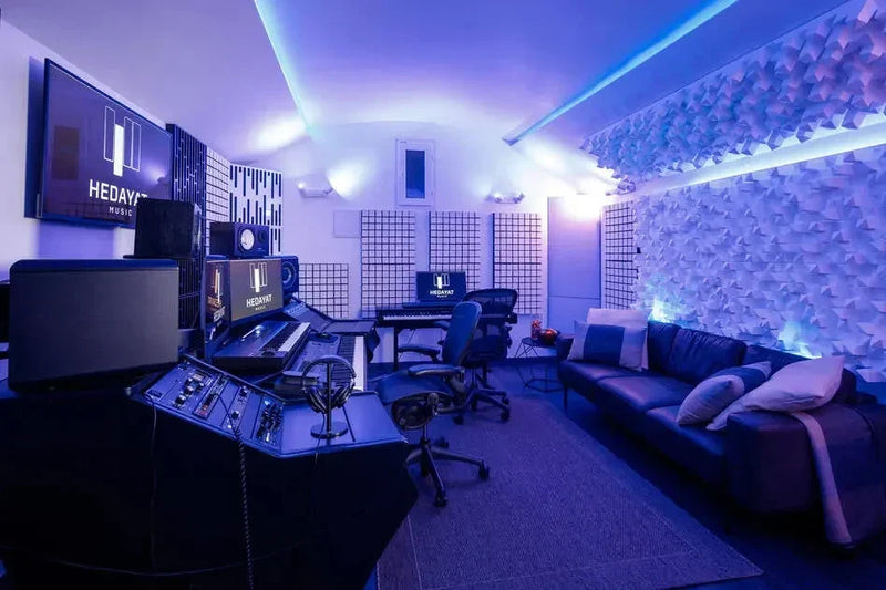 Vue large du Studio A d'enregistrement de Hedayat Music, avec canapé