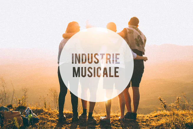 personnes qui se serrent dans les bras