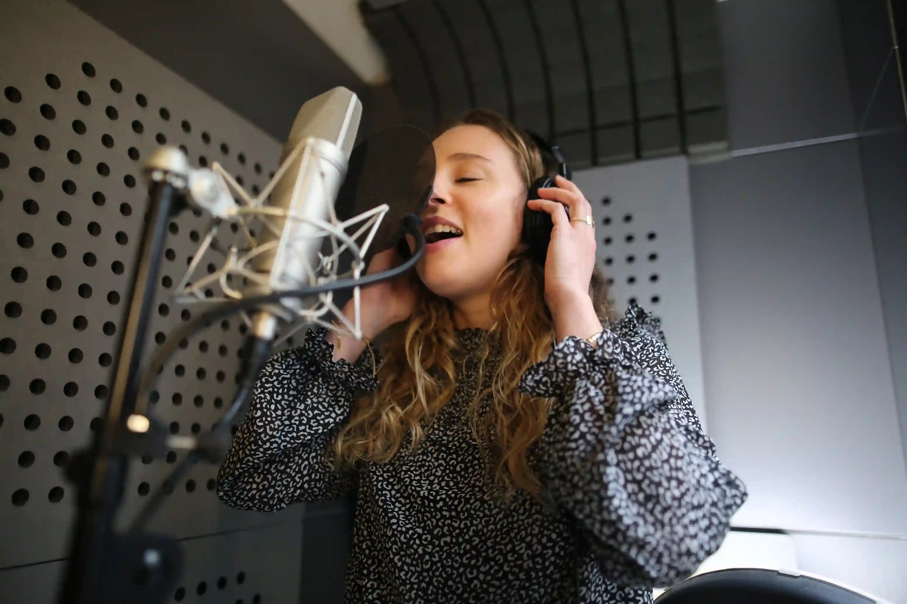 artiste en train de s'enregistrer