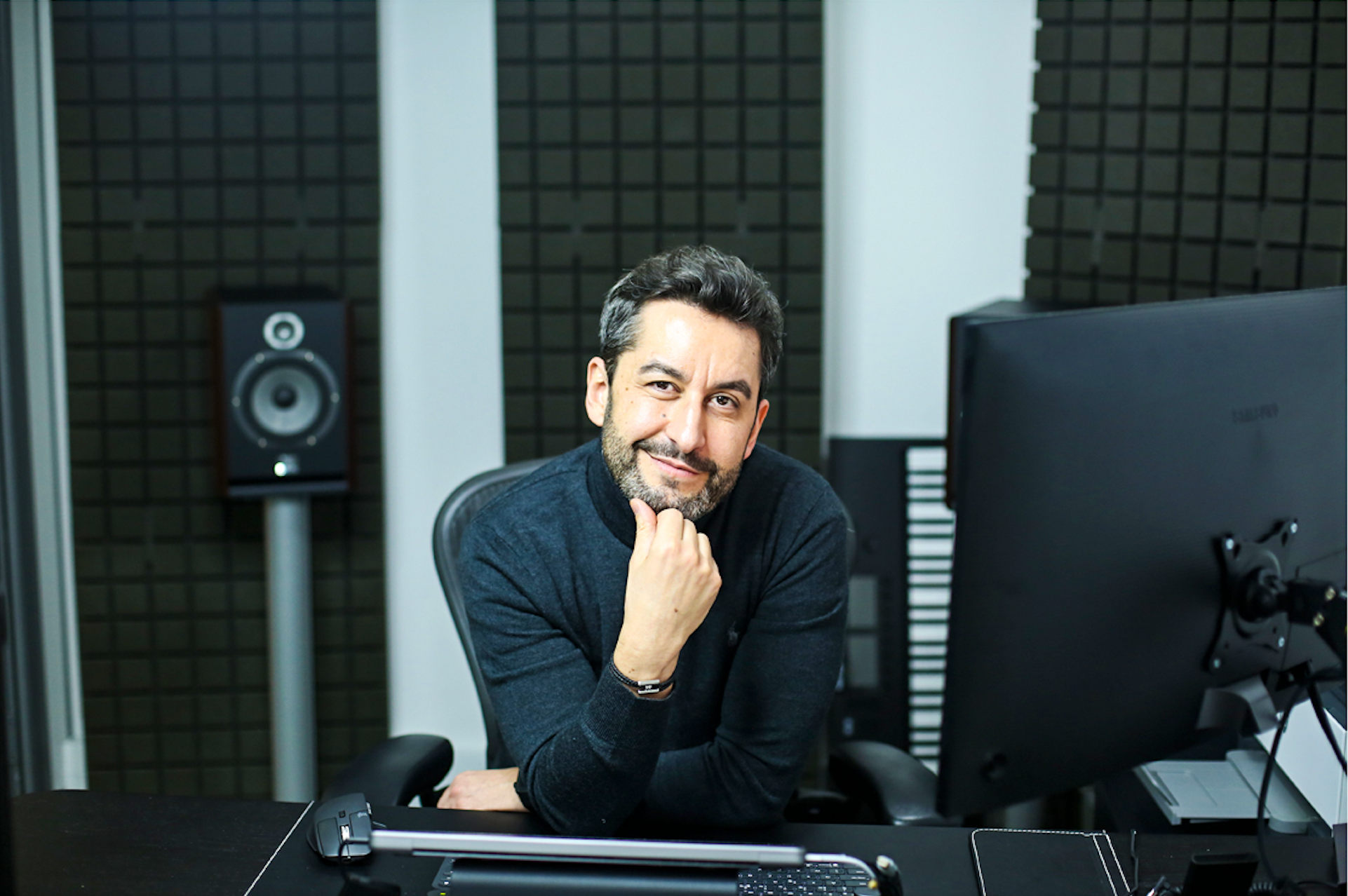 Hedayat dans son bureau