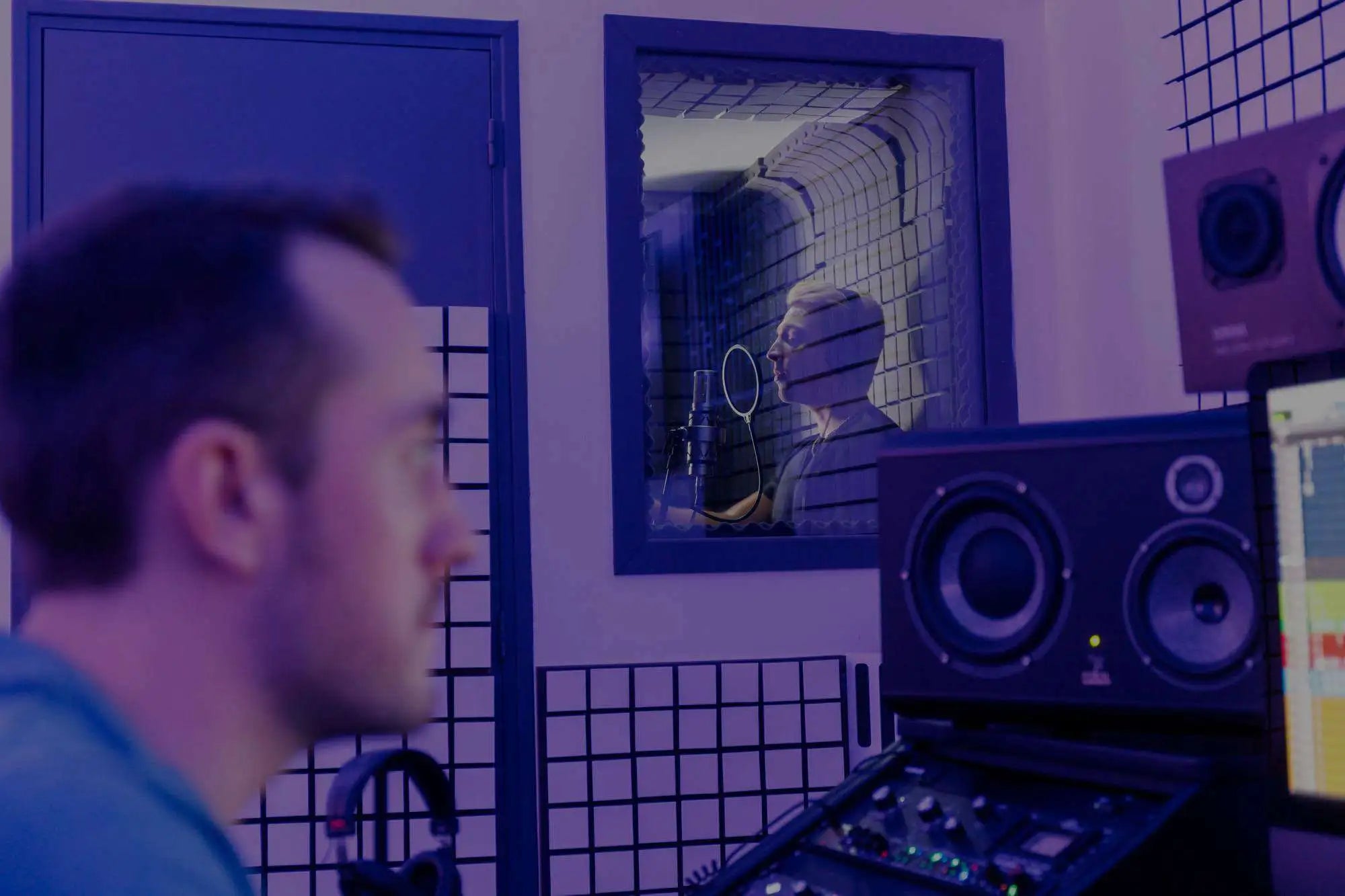 artiste en train d'enregistrer un morceau