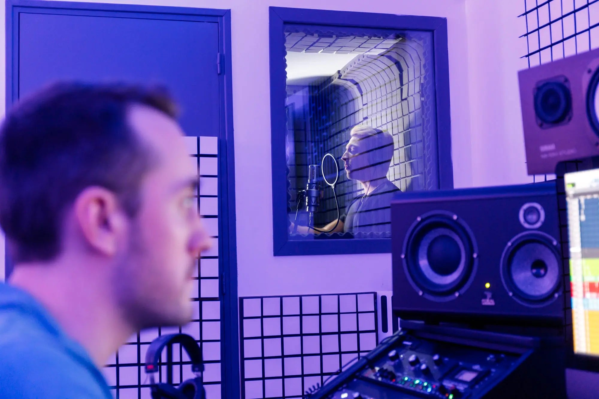 artiste en train d'enregistrer en studio