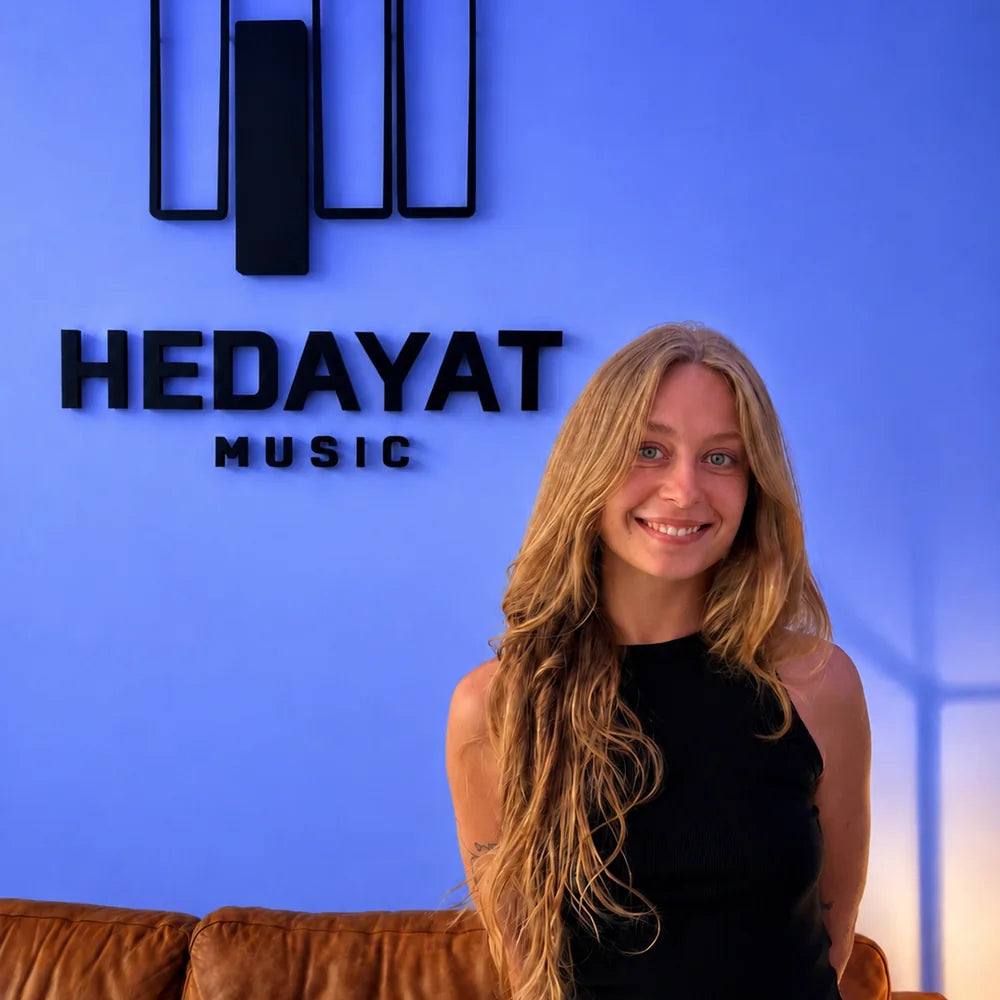 Alice, chargée de relation artistes chez Hedayat Music
