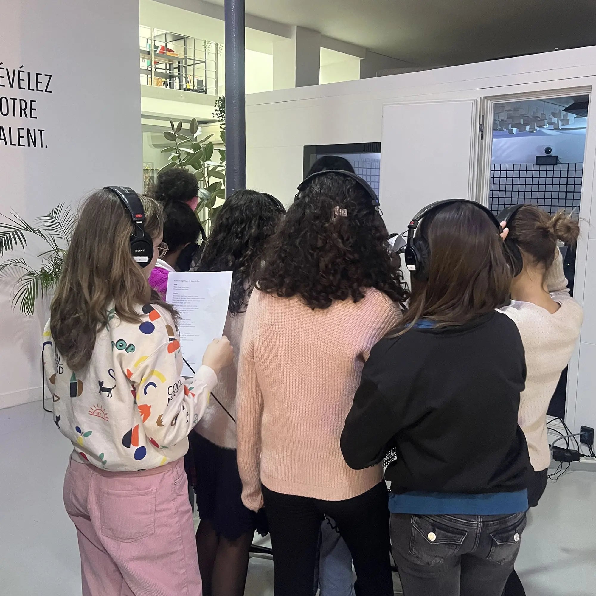 enfants de dos en studio d'enregistrement