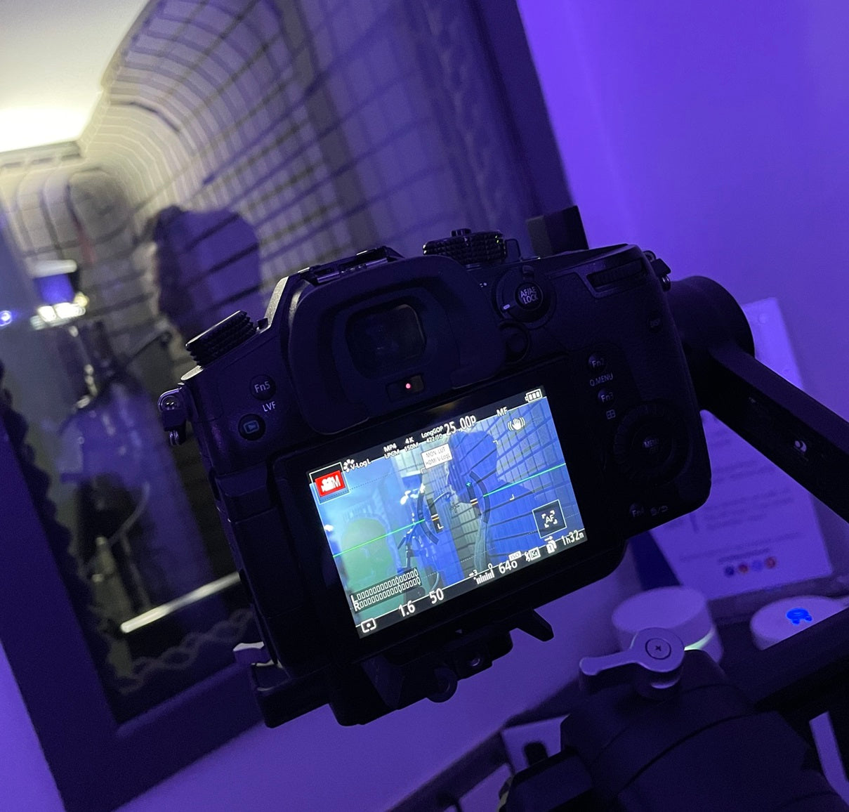 artiste qui se fait filmer en studio