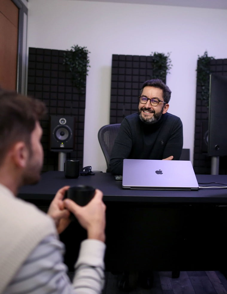 hedayat en entretien avec un artiste