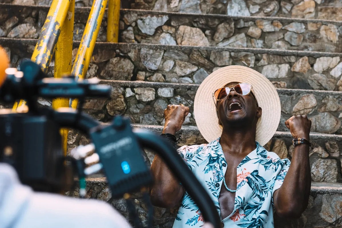 Artiste en plein concert filmé par un caméraman, pour trouver des concerts payés grâce à Linkaband