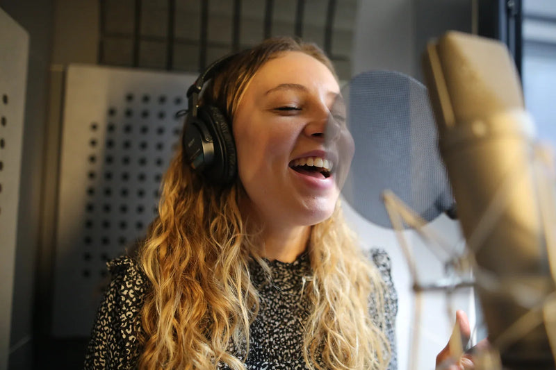 Enregistrement d'une voix au micro en studio professionnel