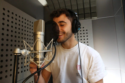 artiste en cabine d'enregistrement