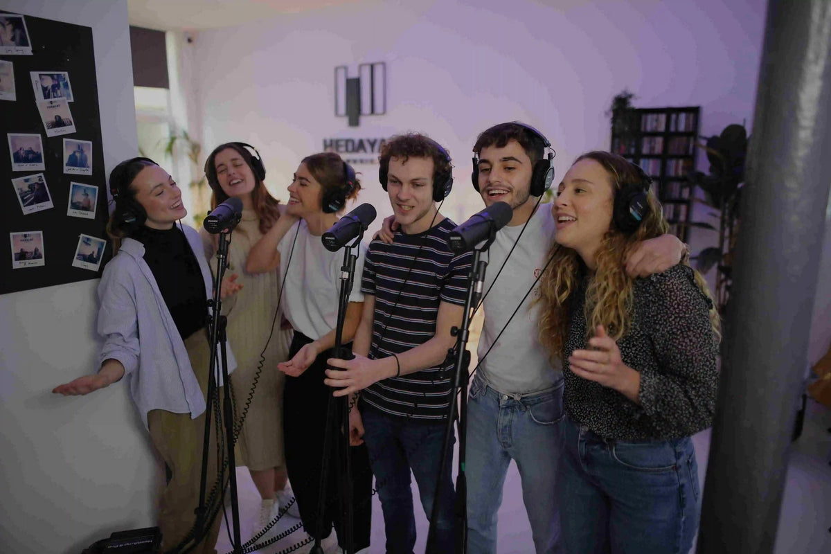 Un groupe d'amis enregistre une chanson ensemble au studio Hedayat Music, Paris 11e