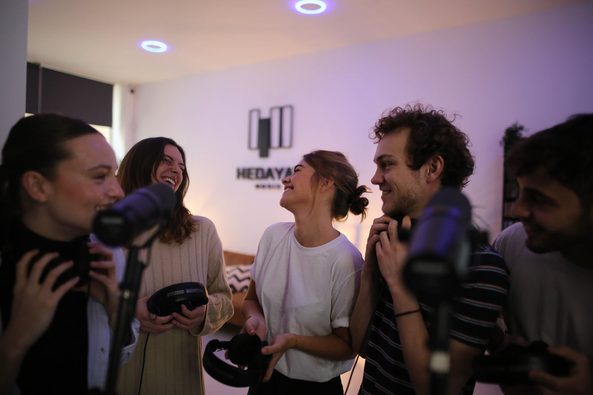 Groupe en séance d'enregistrement pour un EVJF au studio