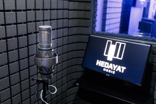 Enregistrement d'une voix off en cabine au studio Hedayat Music