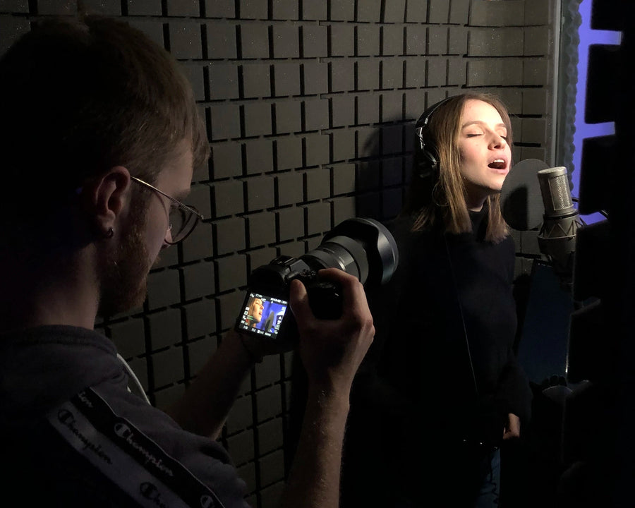 Un vidéaste filme une chanteuse en cabine