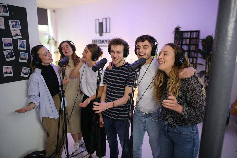Équipe d'entreprise en séance de team building au studio