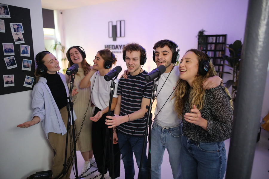 Équipe en séance de team building musical au studio