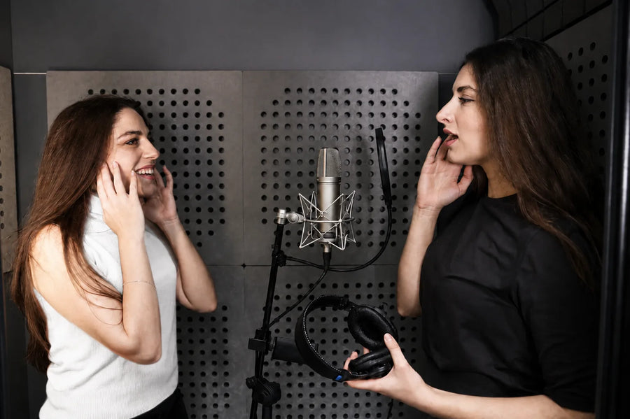 Coach vocal qui dirige un artiste pendant une prise au studio