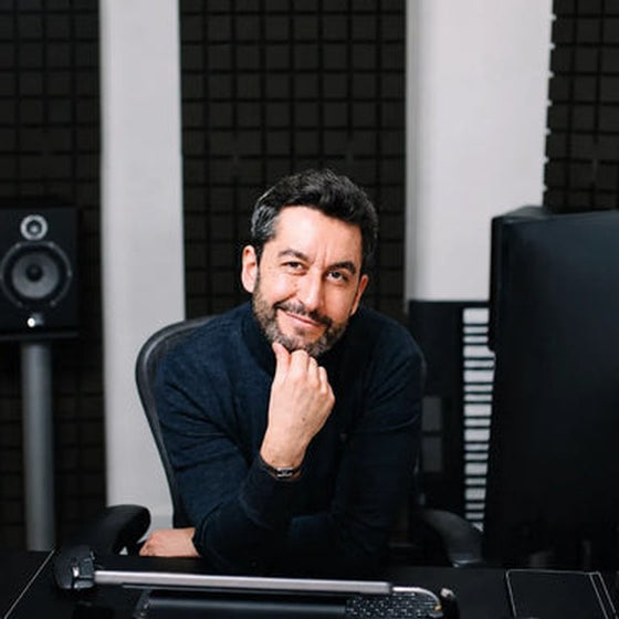 Hedayat, directeur artistique de Hedayat Music, en séance de composition au studio
