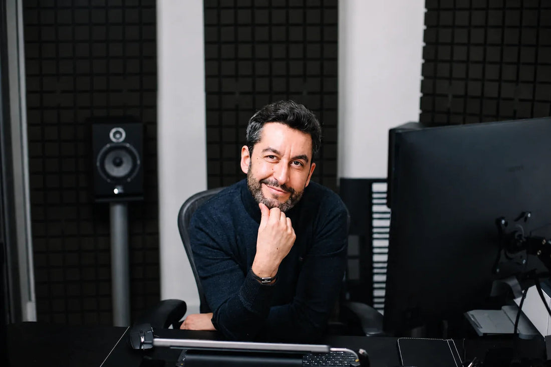 Hedayat, directeur artistique de Hedayat Music, en séance de composition au studio
