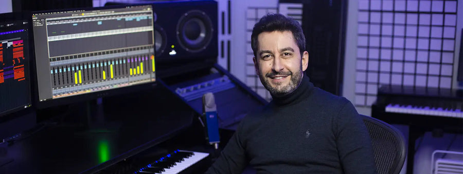 Hedayat, directeur artistique du studio, en échange avec un artiste