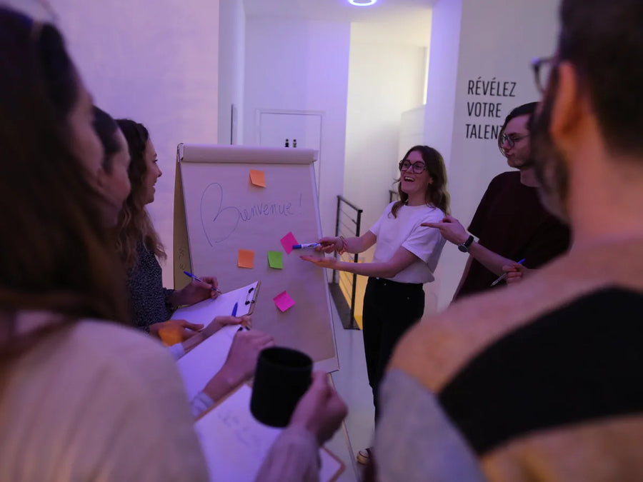 Atelier collectif avec paperboard et post-it au studio Hedayat Music