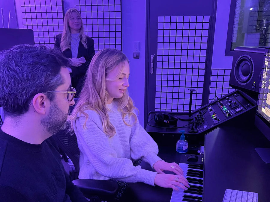 Le compositeur crée l'instrumentale au clavier avec une participante