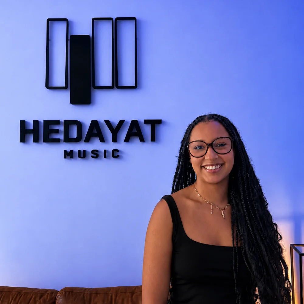 Saskia, communication et relation artistes chez Hedayat Music